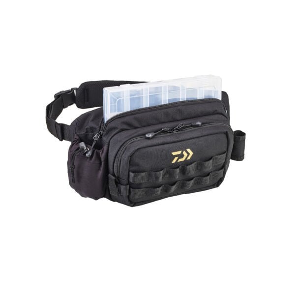 DAIWA BALIKÇI ÇANTASI BLACK/GOLD KUTULU 40*13*20CM